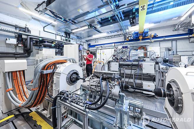 포르쉐의 고전압 시스템 테스트 벤치(포르쉐)