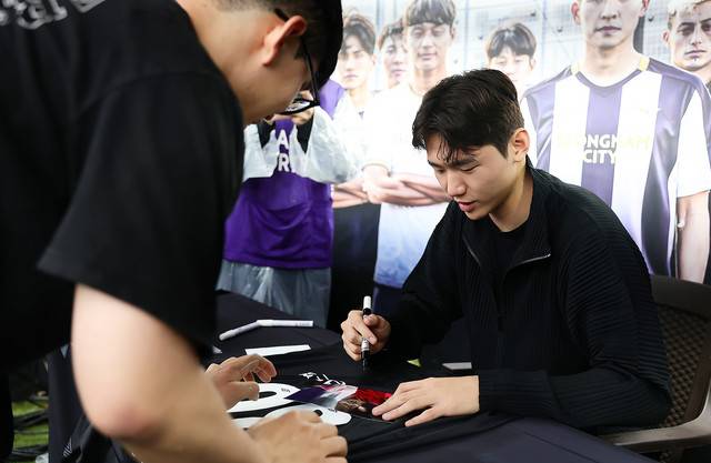 ▲ 성남 FC 유스 출신으로, 성남에서 데뷔한 후 잉글랜드 프리미어리그 브렌트퍼드로 이적한 김지수가 지난해 6월 성남 FC 홈경기를 찾아 팬사인회를 진행하고 있다.