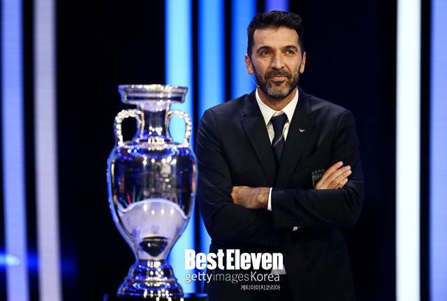 유로 트로피 앙리 들로네 옆에 선 잔루이지 부폰. 대표팀의 유럽 제패를 다시 꿈꾸는 전설의 수문장. (사진=Getty Images)