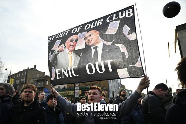 토트넘 홋스퍼 팬들이 구단 소유주인 ENIC 그룹과 다니얼 레비 토트넘 회장에 대한 분노를 담은 플래카드를 들고 시위를 벌이고 있다. (사진=Getty Images)