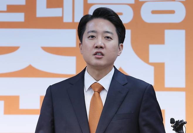 개혁신당 이준석 대선 후보가 29일 서울 여의도 국회에서 긴급기자회견을 열고  27일 TV 토론회에서 한 자신의 질문이 여성혐오 발언으로 공격 받는 것과 관련해 입장을 밝혔다. /남강호 기자