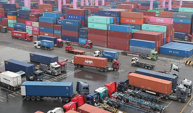 인천시 연수구 인천신항에서 컨테이너 상·하역 작업이 이뤄지고 있다.  /뉴스1