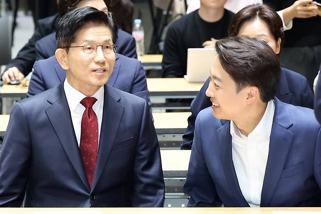 김문수 국민의힘 대통령 후보(왼쪽)와 이준석 개혁신당 대통령 후보/뉴스1