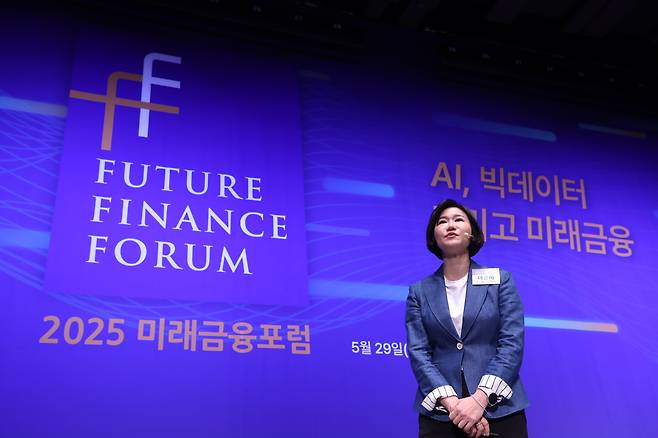 이은미 토스뱅크 대표가 29일 서울 중구 웨스틴조선호텔에서 열린 조선비즈의 '2025 미래금융포럼'에서 강연을 하고 있다. /조선비즈