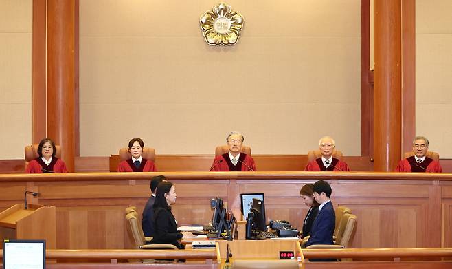 김형두 헌법재판소장 권한대행과 재판관들이 29일 서울 종로구 헌법재판소 대심판정에서 '아청법 전과자 택시기사 자격 취소' 헌법소원 심판 선고를 위해 입장한 뒤 착석해 있다. /연합뉴스