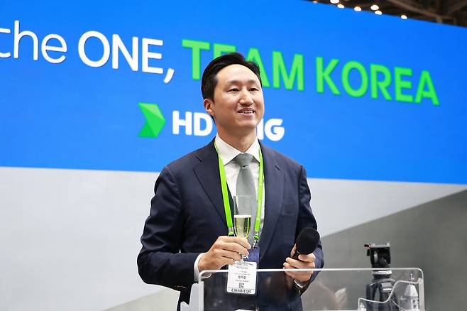 정기선 HD현대 수석부회장이 28일 부산 벡스코에서 열린 'MADEX 2025' 리셉션 행사에서 인사하고 있다. /HD현대 제공