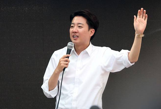 이준석 개혁신당 대선 후보가 28일 오후 서울 강남구 강남역 일대에서 열린 유세에서 지지를 호소하고 있다. ⓒ뉴시스