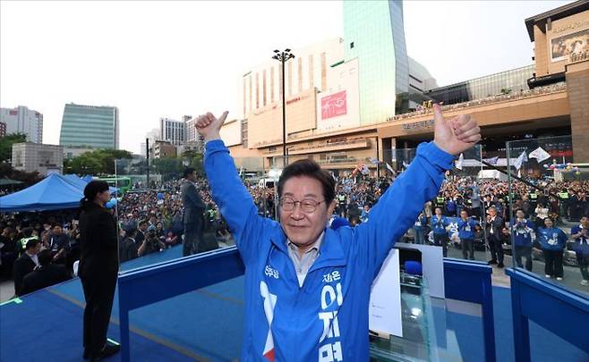 서울 지역에 막판 힘을 쏟고 있는 이재명 더불어민주당 대선 후보가 28일 오후 서울 성동구 왕십리역광장에서 열린 유세에서 한 표를 호소하며 유세를 벌였다. ⓒ데일리안 홍금표 기자