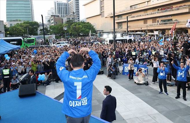 서울 지역에 막판 힘을 쏟고 있는 이재명 더불어민주당 대선 후보가 28일 오후 서울 성동구 왕십리역광장에서 열린 유세에서 한 표를 호소하며 유세를 벌였다. ⓒ데일리안 홍금표 기자