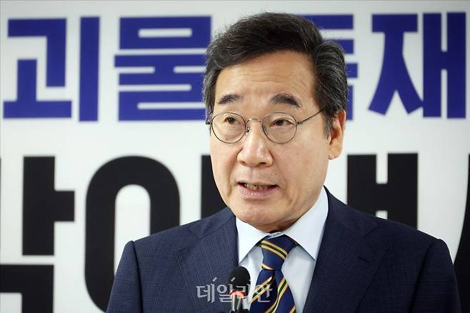 이낙연 새미래민주당 상임고문이 27일 오전 서울 여의도 새미래민주당 당사에서 열린 긴급 기자회견에서 김문수 국민의힘 대선 후보와의 개헌·공동정부 구성 등 연대를 선언하며 김 후보에 대한 지지를 밝히고 있다. ⓒ데일리안 홍금표 기자