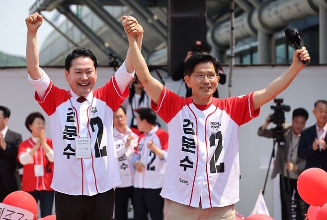 김문수 국민의힘 대선 후보가 25일 오전 충남 보령군 대천역 광장에서 열린 집중유세에서 장동혁 의원과 함꼐 손을 맞잡으며 지지 호소를 하고 있다. (공동취재) ⓒ뉴시스