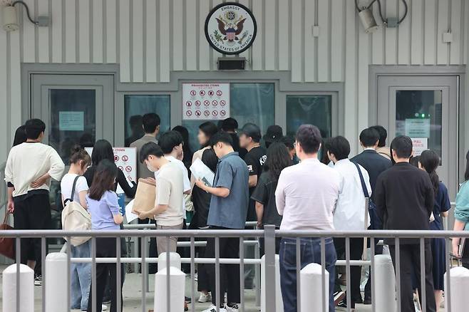 28일 서울 종로구 주한미국대사관 앞에 시민들이 미국 비자심사를 받기 위해 줄지어 서 있다. 2025.5.28. 뉴스1