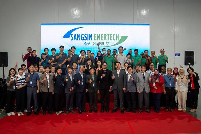 말레이시아 상신에너텍 직원들과 단체 사진. 상신이디피㈜ 제공