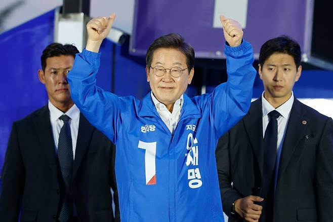 이재명 더불어민주당 대통령 후보가 제21대 대통령선거 사전투표 첫날인 29일 오후 서울 관악산으뜸공원에서 유세를 마친 뒤 인사하고 있다. 2025.5.29/뉴스1