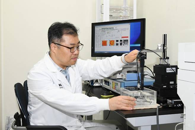 도일 한국표준과학연구원 의료융합측정그룹장이 C-스캔 시스템을 이용해 동전의 초음파 현미경 영상을 수집하고 있다. 표준연 제공