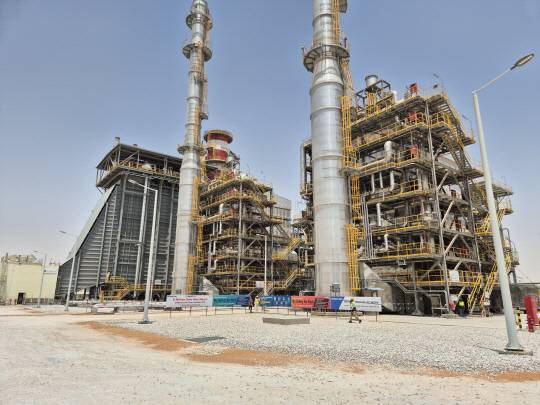 21일(현지시간)사우디 자푸라1 가스 열병합발전소 현장. 연노란색 가스터빈 건물과 주보일러(HSRG) 설비 직렬로 연결돼있다. [산업통상자원부 공동취재단]