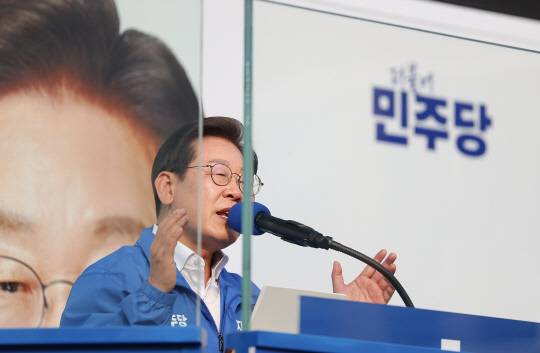 이재명 더불어민주당 제21대 대선후보가 29일 서울 서초구 고속버스터미널 앞에서 열린 서초구·강남구 유세에서 지지를 호소하고 있다.<연합뉴스 사진>