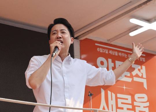 이준석 개혁신당 제21대 대선후보가 대선 사전투표 첫날인 29일 서울 성북구 안암역 인근에서 열린 유세에서 지지를 호소하고 있다.<연합뉴스 사진>