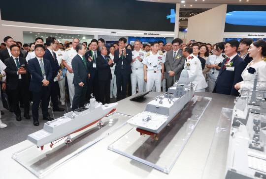 지난 28일 부산 해운대구 벡스코에서 개막한 2025 '국제해양방위산업전(MADEX·마덱스)'에서 관계자 및 관람객들이 HD현대 부스를 관람하고 있다. HD현대 제공