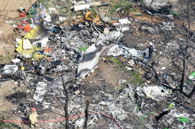 29일 오후 경북 포항시 남구 동해면 신정리 한 야산에 해군 초계기가 추락한 가운데 군과 소방 당국 등 관계기관이 현장 수습을 하고 있다. [포항=연합뉴스]