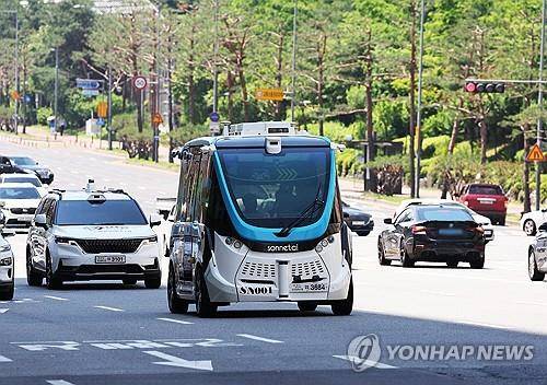 지난 26일 경기도 수원시 영통구 수원컨벤션센터 인근에서 자율주행차량이 시험운행을 하고 있다. [수원=연합뉴스]