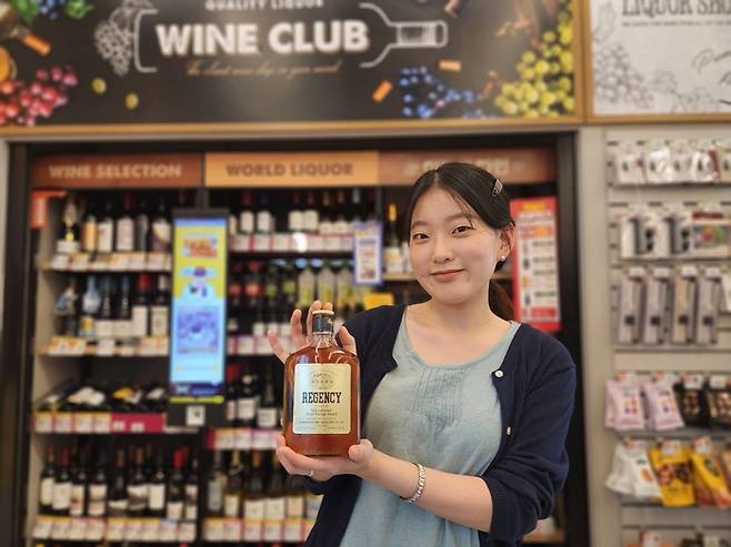 모델이 태국 브랜디 '리젠시'를 소개하고 있다.