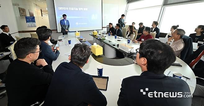 5월 정보통신 미래모임이 27일 서울 여의도 핑거에서 열렸다. 김경만 과학기술정보통신부 인공지능기반정책관이 '대한민국 인공지능 정책방향'을 주제로 발표하고 있다.  이동근기자 foto@etnews.com