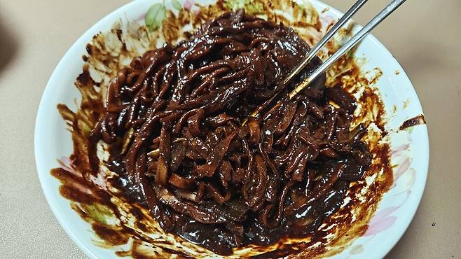 20250528_225717.jpg 저녁 와이프가 한 간짜장 사온 메밀전병과 빵