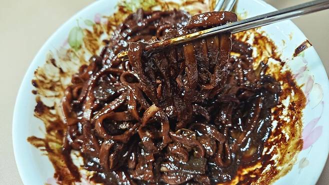 20250528_225742.jpg 저녁 와이프가 한 간짜장 사온 메밀전병과 빵