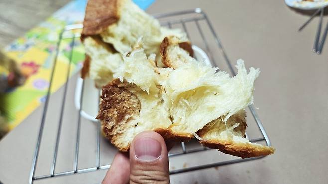 20250528_233938.jpg 저녁 와이프가 한 간짜장 사온 메밀전병과 빵