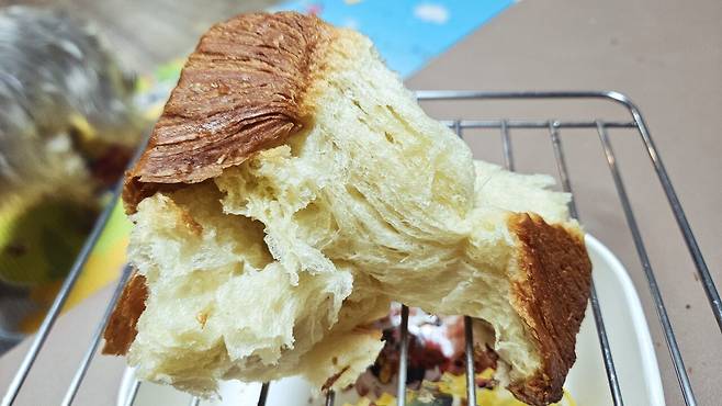 20250528_234019.jpg 저녁 와이프가 한 간짜장 사온 메밀전병과 빵