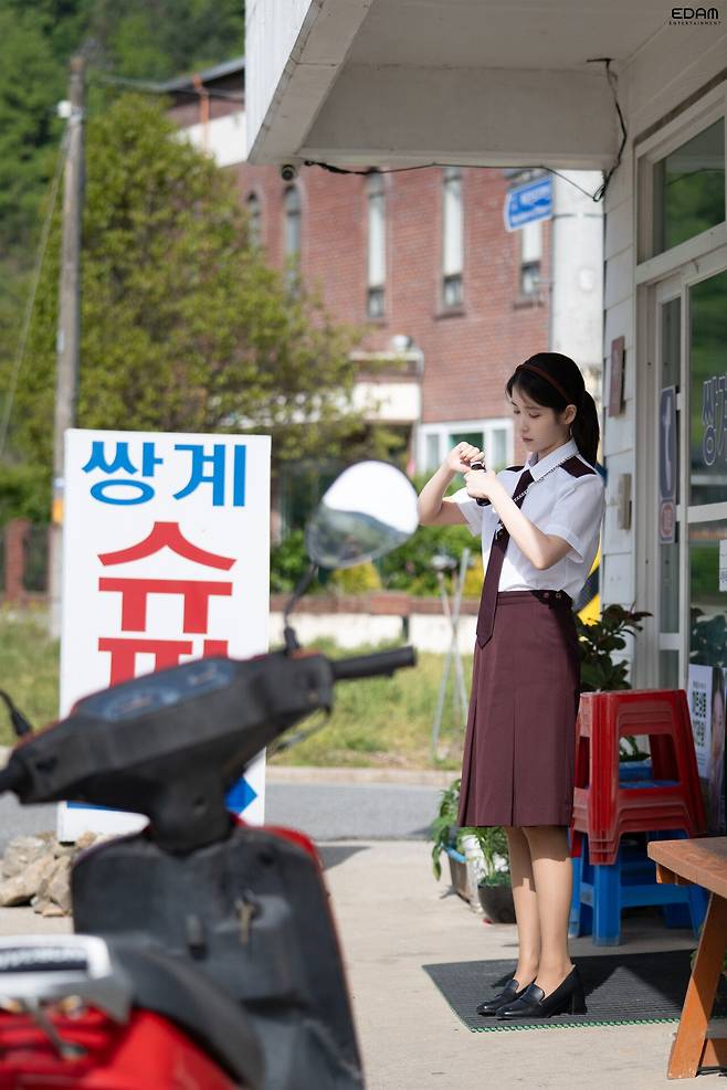 아이유 네버엔딩스토리 뮤비촬영 비하인드 사진jpg