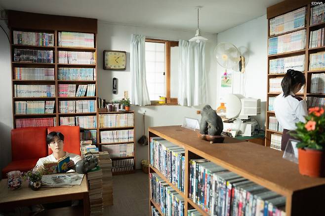 아이유 네버엔딩스토리 뮤비촬영 비하인드 사진jpg