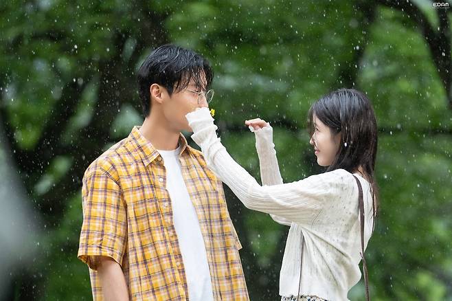 아이유 네버엔딩스토리 뮤비촬영 비하인드 사진jpg