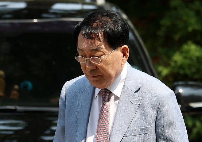 공직선거법 위반 혐의로 기소된 안상수 전 인천시장이 29일 서울 서초구 대법원에서 열린 상고심 선고 공판에 출석하고 있다. /사진=뉴시스