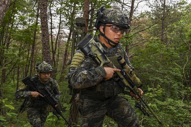 해병대사령부는 지난 26일부터 30일까지 경북 포항 수성사격장에서 육·해·공군, 해병대와 미국, 필리핀, 호주 등 총 29개 팀의 저격수들이 참가한 가운데 제4회 해병대사령관배 저격수 경연대회를 실시하고 있다.사진은 제4회 해병대사령관배 저격수 경연대회에 참가한 해병대 저격수팀이 다음 스테이지 평가사격을 위해 기동하고 있다. 해병대사령부 제공