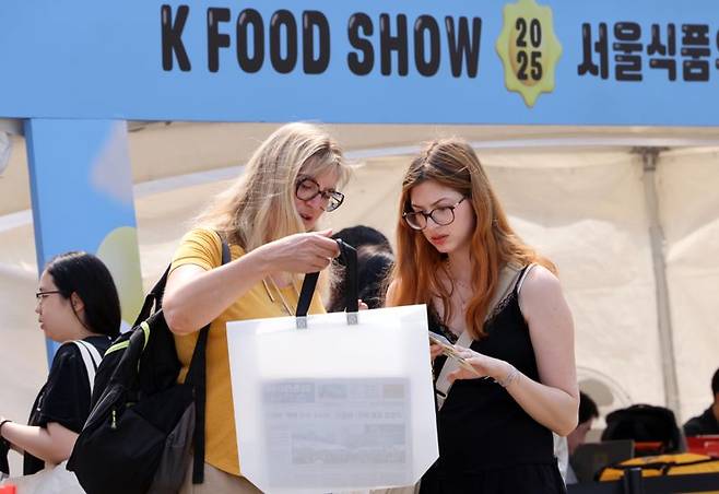29일 행사장을 찾은 외국인 관광객들이 참가부스를 돌아보고 있다. 사진=박범준 기자
