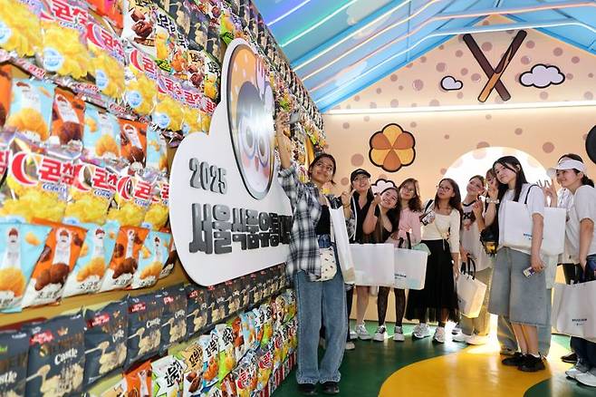 2025년 K푸드쇼가 28일 서울 중구 서울시청광장에서 열렸다. 경복대 어학당 외국인 유학생들이 행사장을 찾아 기념촬영을 하고 있다. 사진=서동일 기자