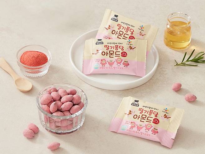 아이누리 딸기퐁당 아몬드 상품. CJ프레시웨이 제공