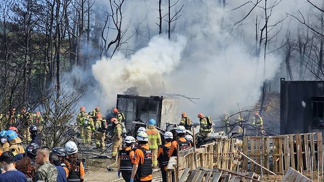 29일 오후 1시 35분쯤 경북 포항 남구 동해면 야산에 해군 해상 초계기 (P-3C)가 추락해 출동한 소방관이 진화작업을 벌이고 있다. 뉴스1