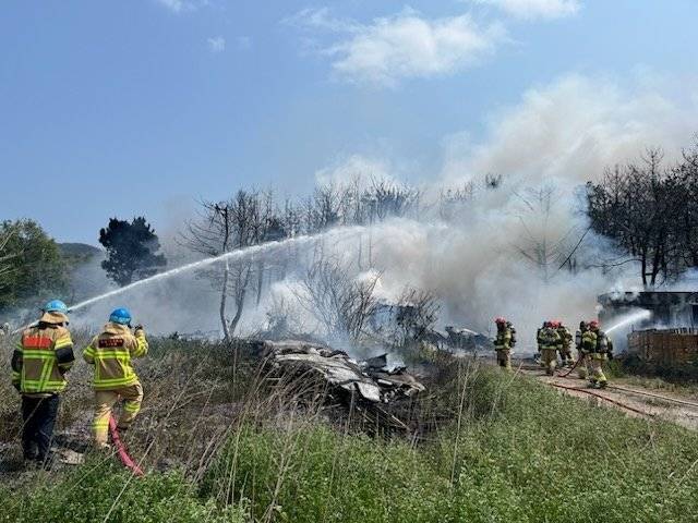 29일 오후 1시 35분쯤 경북 포항 남구 동해면 야산에 해군 해상 초계기 (P-3C)가 추락해 출동한 소방관이 진화작업을 벌이고 있다. 뉴스1