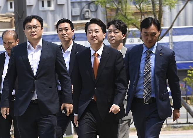 이준석 개혁신당 대선 후보가 21대 대통령선거 사전투표 첫날인 29일 경기도 화성시 동탄9동 행정복지센터 투표소로 향하고 있다. 공동취재