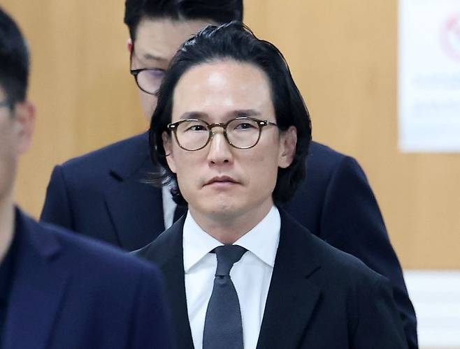 조현범 한국앤컴퍼니그룹 회장이 29일 서울 서초구 서울중앙지방법원에서 열린 200억대 횡령·배임 혐의 관련 선고 공판에 출석하고 있다.뉴시스