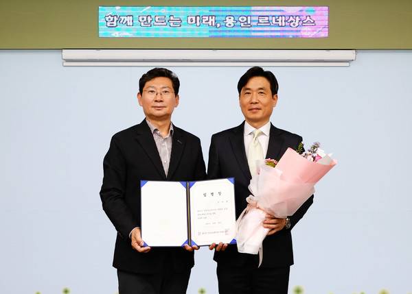 이상일 용인특례시장(왼쪽), 김진형 용인시민프로축구단 초대 단장. 용인시민프로축구단 제공