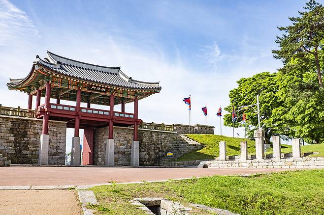 홍주읍성 투어의 관문은 홍화문이다. 날씨 좋을 때 홍화문에선 바람에 펄럭이는 깃발들이 친구처럼 말을 건다.