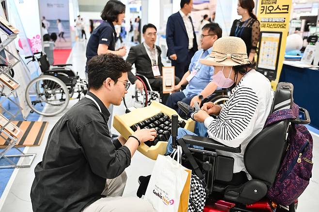 지난해 서울 강남구 코엑스에서 열린 ‘레하·홈케어(Reha·Homecare) 2024’ 모습. 올해 전시회에는 모두 214개 사가 참여해 국민 건강증진에 도움이 되는 제품과 함께 고령자·장애인의 불편을 해소하기 위한 제품을 함께 선보인다. 위엑스포 제공