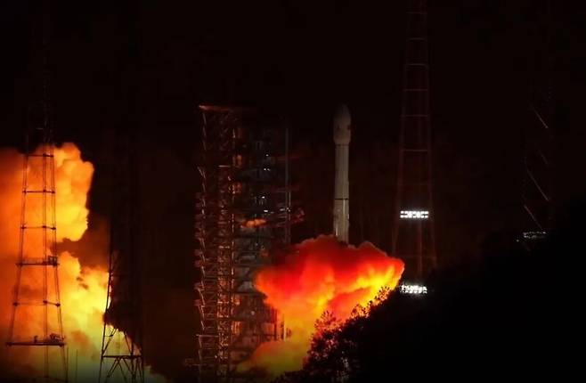 중국의 창정 3호 로켓이 29일 새벽 중국 남서부 쓰촨성 시창위성발사센터에서 톈원 2호 소행성 탐사선을 실은 채 이륙하고 있다. 중국항공우주과학기술공사(CASC)