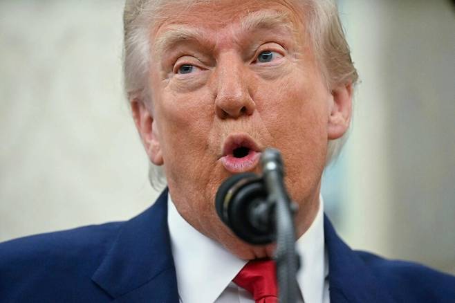 28일 도널드 트럼프 미국 대통령이 워싱턴 디시(D.C.) 백악관 오벌 오피스에서 열린 미국 연방검사 직무대행 자닌 피로의 취임 선서식에서 발언하고 있다. 워싱턴/AFP 연합뉴스