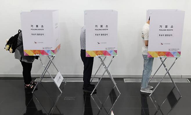 21대 대통령 선거 사전투표 첫째날인 29일 오전 서울 강남구 역삼1동주민센터에 마련된 사전투표소에서 유권자들이 투표를 하고 있다. 김태형 기자 xogud555@hani.co.kr