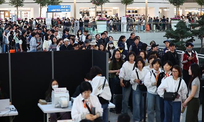 제21대 대통령선거 사전투표가 시작한 29일 오전 인천국제공항 제1여객터미널 출국장에 마련된 사전투표소에서 유권자들이 길게 줄을 서 있다. 연합뉴스